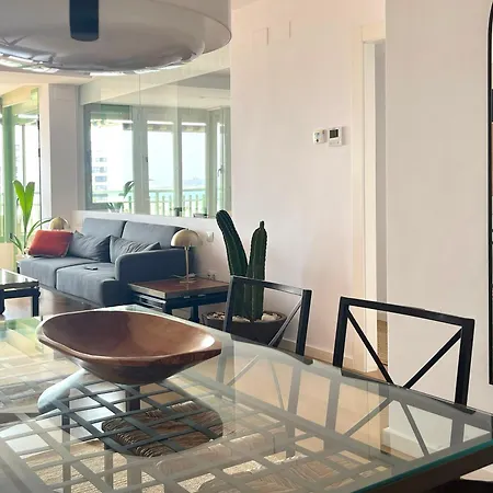 Stylish Well-connected Beachfront Flat Apartment