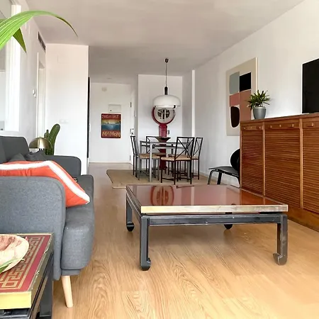 Apartment Stylish Well-connected Beachfront Flat *