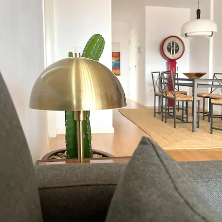 Apartment Stylish Well-connected Beachfront Flat *