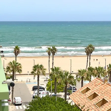 Stylish Well-connected Beachfront Flat Apartment *