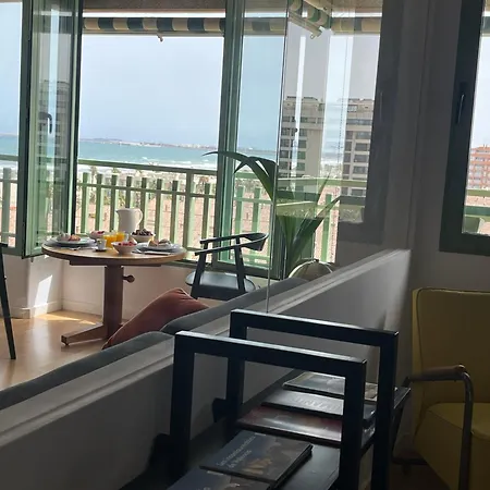 Stylish Well-connected Beachfront Flat Apartment
