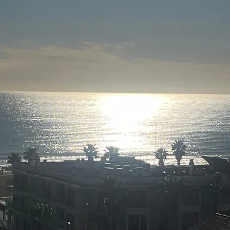 Stylish Well-connected Beachfront Flat Apartament