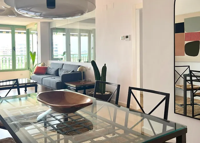 Stylish Well-connected Beachfront Flat 아파트