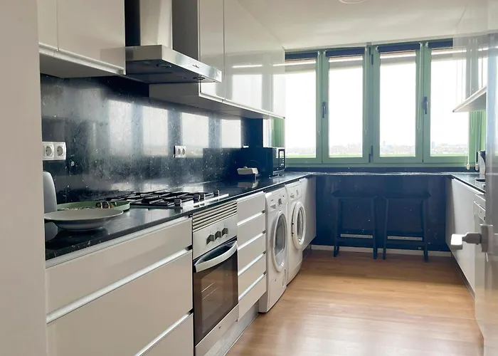 Stylish Well-connected Beachfront Flat 아파트 *