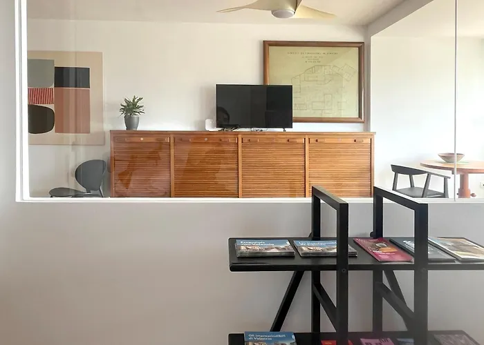 Stylish Well-connected Beachfront Flat *