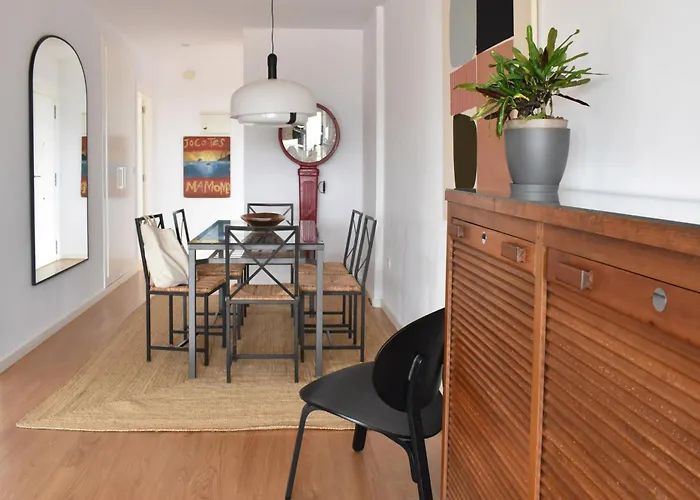 Stylish Well-connected Beachfront Flat