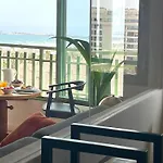 Stylish Well-connected Beachfront Flat Daire Valensiya