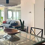 Stylish Well-connected Beachfront Flat Daire