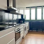 Stylish Well-connected Beachfront Flat Daire *