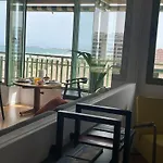 Stylish Well-connected Beachfront Flat Daire